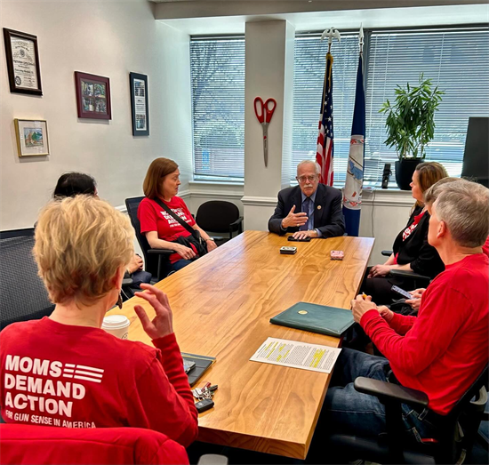 Rep. Connolly meets with volunteers from Moms Demand Action